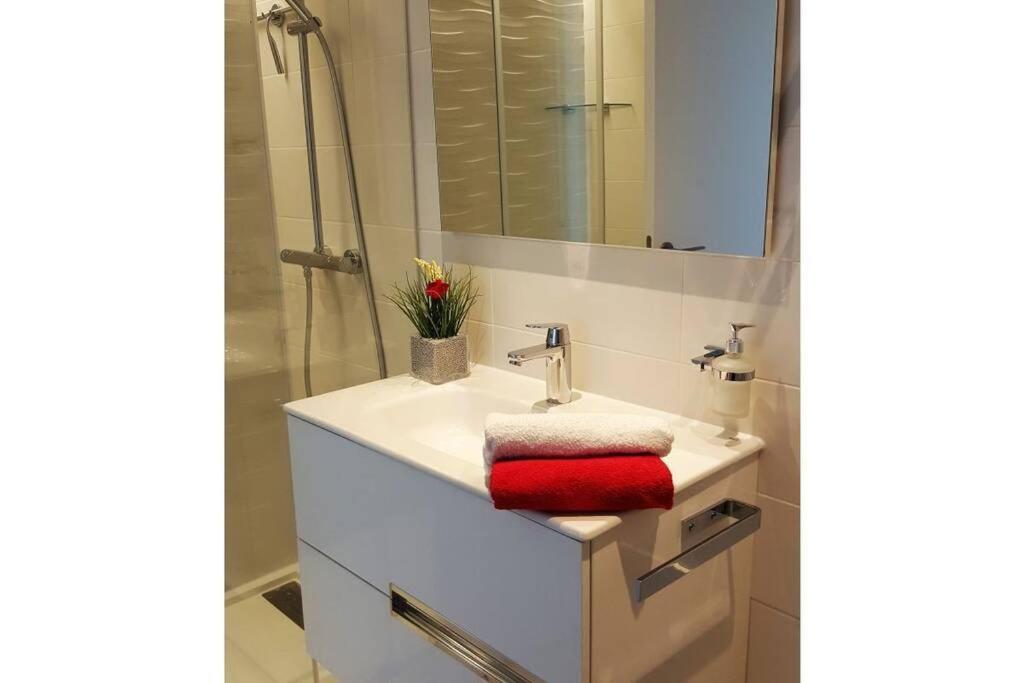 Modern Apartment With Stunning Sea View 卡拉米洛 外观 照片
